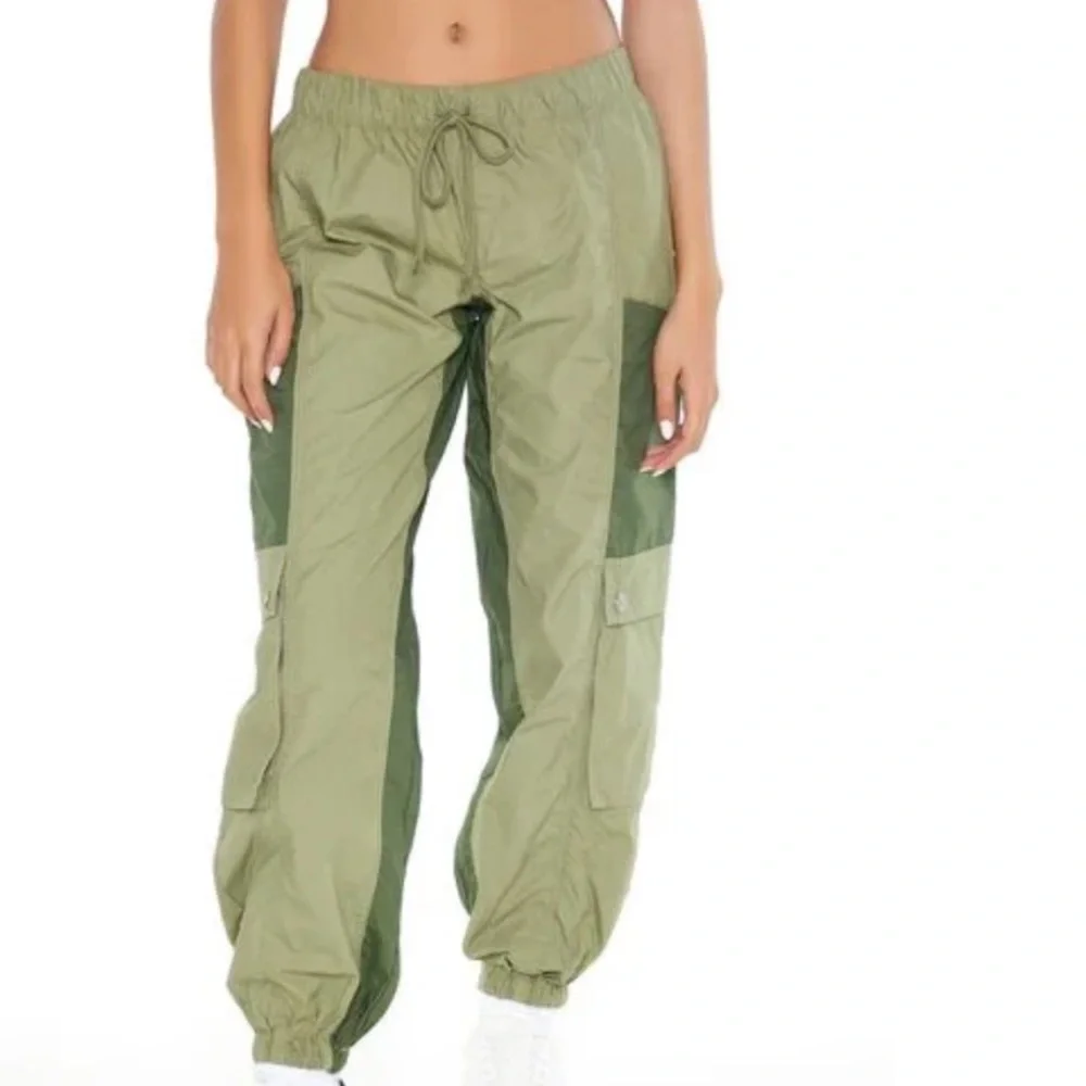 Forever 21 Colorblock Drawstring Cargo Joggers, Size XS - Picture 4 of 14